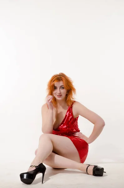 Красивая сексуальная девушка в красном платье на белом фоне — стоковое фото