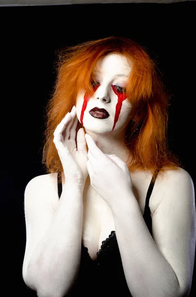 Bela jovem mulher como sexy vampiro halloween retrato — Fotografia de Stock