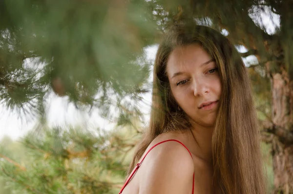 Jovem mulher em vestido vermelho natureza ar fresco — Fotografia de Stock