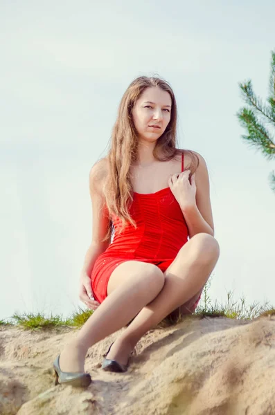 Jeune femme en robe rouge nature air frais — Photo