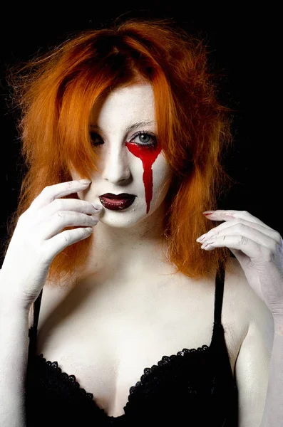 Bela jovem mulher como sexy vampiro halloween retrato — Fotografia de Stock