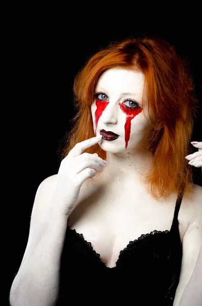 Bela jovem mulher como sexy vampiro halloween retrato — Fotografia de Stock