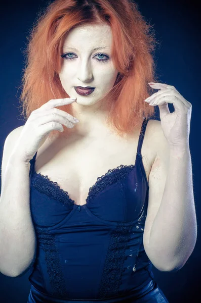 Belle jeune femme comme sexy vampire halloween portrait — Photo