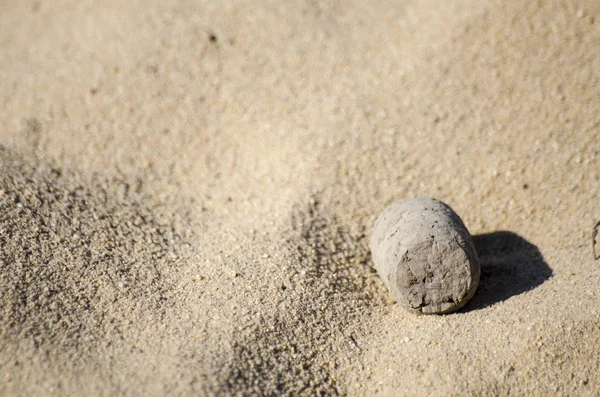 Un bouchon de champagne laissé dans le sable — Photo