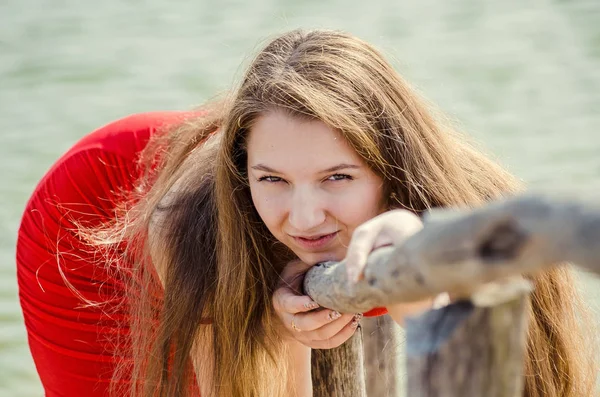 Jeune femme en robe rouge nature air frais — Photo