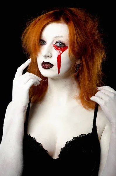 Belle jeune femme comme sexy vampire halloween portrait — Photo