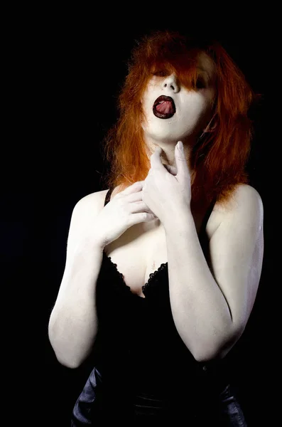 Krásná mladá žena jako sexy upír halloween portrét — Stock fotografie
