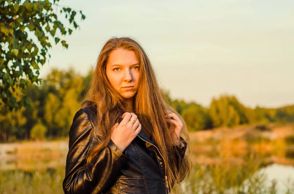 Hermosa chica en un vestido rojo elegante posando en un campo de amapola. Campo de amapola al atardecer. Procesamiento artístico. Puesta de sol —  Fotos de Stock