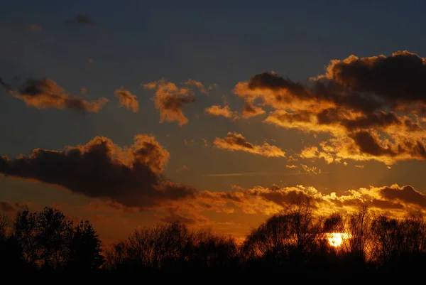 Abstrakte Natur Hintergrund. launischer rosa, lila und blauer wolkenverhangener Himmel bei Sonnenuntergang — Stockfoto