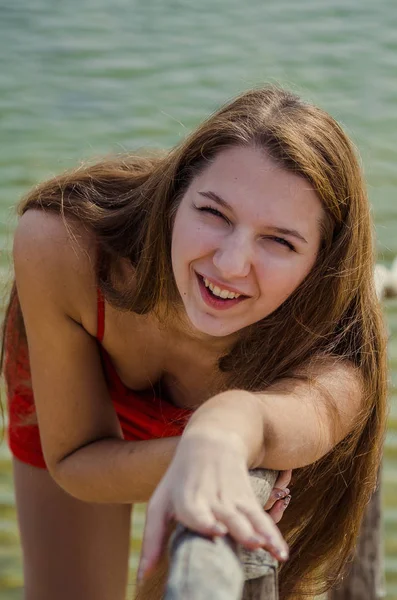 Giovane donna in abito rosso natura aria fresca — Foto Stock