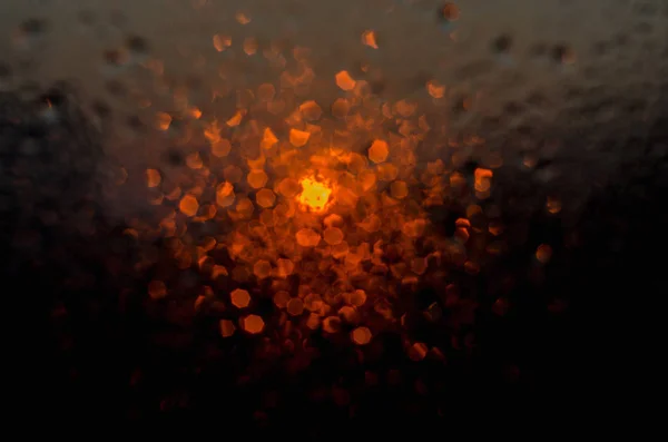 Gotas de agua en un vaso de ventana después de la lluvia . — Foto de Stock