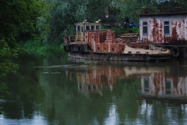 Eski paslı mavna ve römorkör
