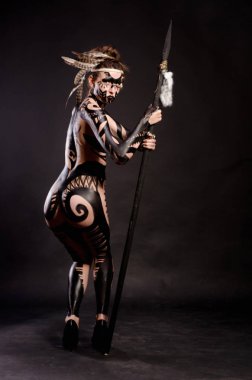 savaşçı kadın suretinde siyah boya ile kız boyalı