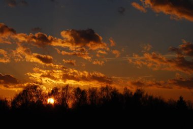 Soyut doğa arka plan. Moody pembe, mor ve mavi bulutlu gün batımı gökyüzü