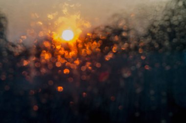 Yağmurdan sonra pencere camına su damlıyor.. 