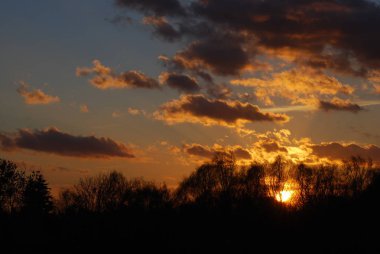Soyut doğa arka plan. Moody pembe, mor ve mavi bulutlu gün batımı gökyüzü
