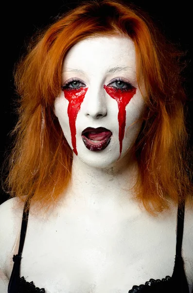 Schöne junge Frau als sexy Vampir-Halloween-Porträt — Stockfoto