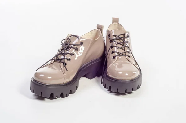 Kvinnors flat foto svart skor isolerad på vit bakgrund — Stockfoto
