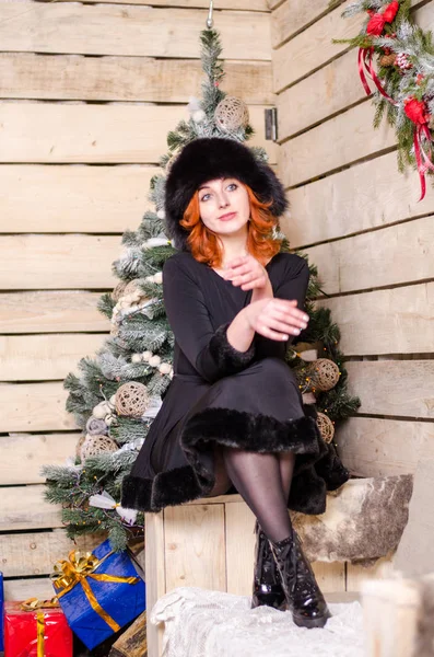 새해에 아름다운 섹시한 빨간 머리 소녀 — 스톡 사진