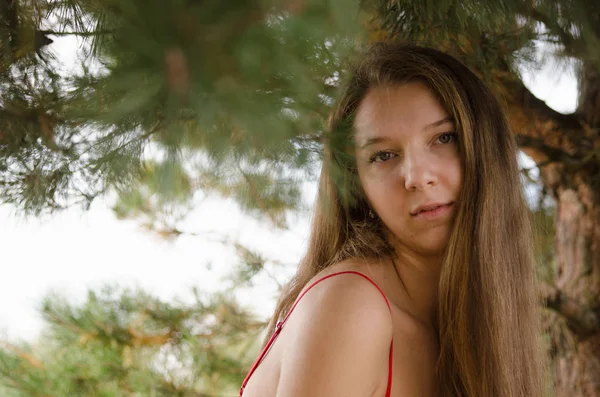 Mujer joven en vestido rojo naturaleza aire fresco —  Fotos de Stock
