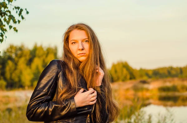 Belle fille dans une robe rouge chic posant sur un champ de pavot. Champ de pavot au coucher du soleil. Traitement de l'art. Coucher de soleil — Photo