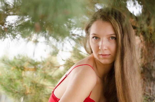 Junge Frau im roten Kleid Natur frische Luft — Stockfoto