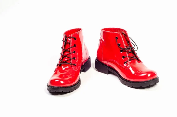 赤白の背景に分離したハイヒールの女性靴 — ストック写真