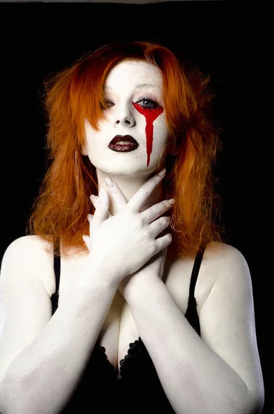 Belle jeune femme comme sexy vampire halloween portrait — Photo