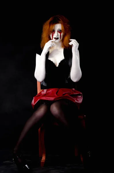 Belle jeune femme comme sexy vampire halloween portrait — Photo