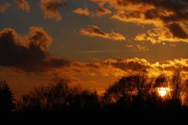 Soyut doğa arka plan. Moody pembe, mor ve mavi bulutlu gün batımı gökyüzü
