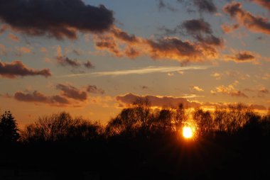 Soyut doğa arka plan. Moody pembe, mor ve mavi bulutlu gün batımı gökyüzü