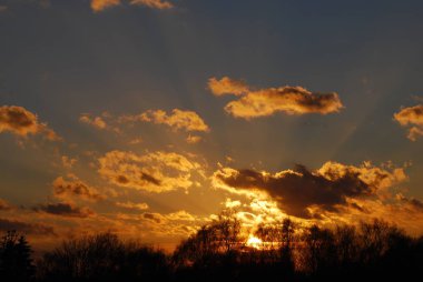 Soyut doğa arka plan. Moody pembe, mor ve mavi bulutlu gün batımı gökyüzü
