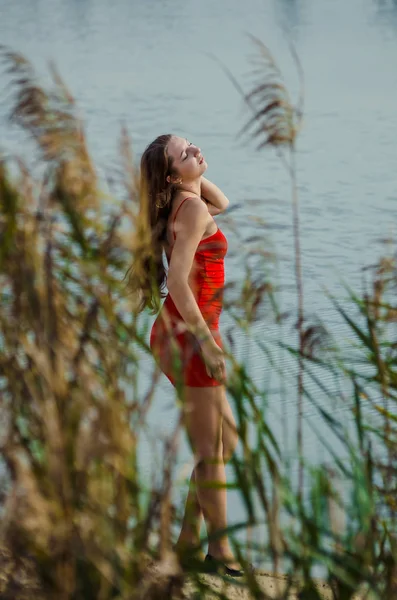 Mujer joven en vestido rojo naturaleza aire fresco — Foto de Stock