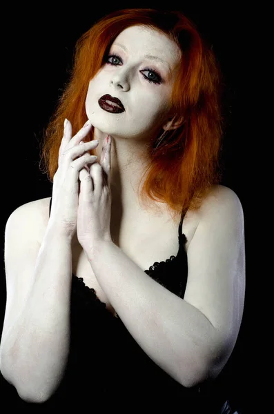 Belle jeune femme comme sexy vampire halloween portrait — Photo