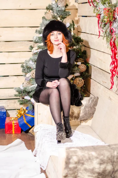 새해에 아름다운 섹시한 빨간 머리 소녀 — 스톡 사진