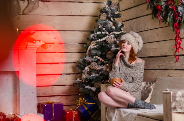Красива сексуальна руда дівчина в новорічну — стокове фото