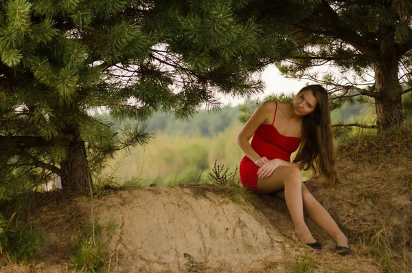 Jovem mulher em vestido vermelho natureza ar fresco — Fotografia de Stock