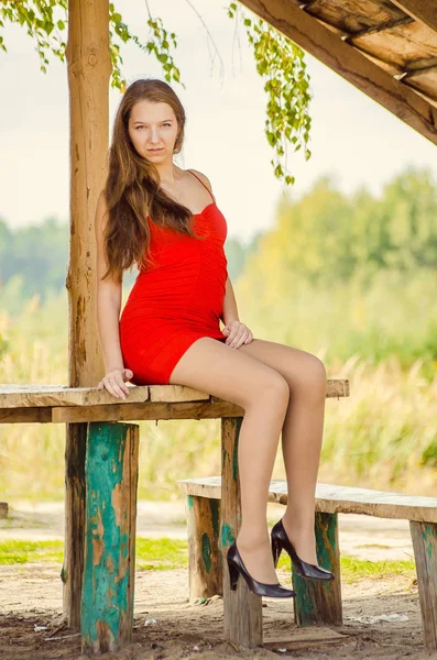 Jovem mulher em vestido vermelho natureza ar fresco — Fotografia de Stock
