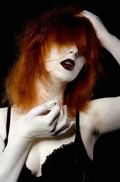 Bela jovem mulher como sexy vampiro halloween retrato — Fotografia de Stock