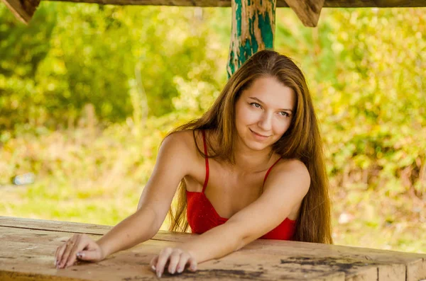 Giovane donna in abito rosso natura aria fresca — Foto Stock