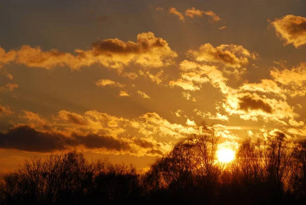 Abstrakte Natur Hintergrund. launischer rosa, lila und blauer wolkenverhangener Himmel bei Sonnenuntergang — Stockfoto