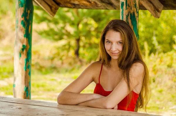 Junge Frau im roten Kleid Natur frische Luft — Stockfoto