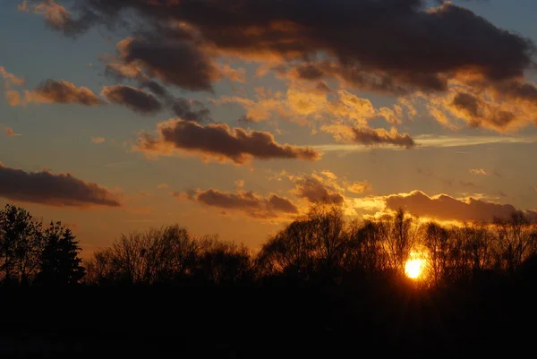 Abstrakte Natur Hintergrund. launischer rosa, lila und blauer wolkenverhangener Himmel bei Sonnenuntergang — Stockfoto