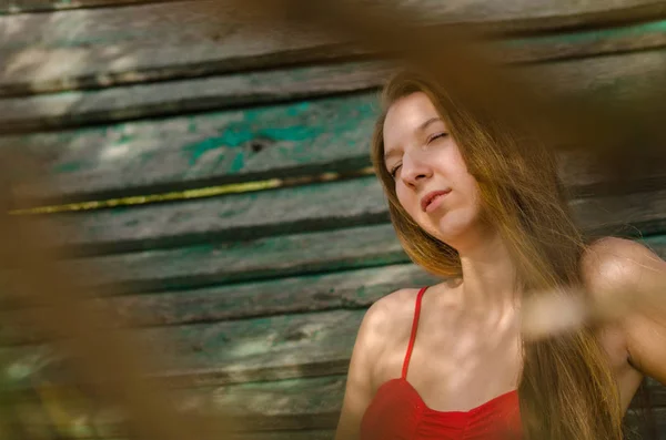 Mladá žena v červených šatech příroda čerstvý vzduch — Stock fotografie