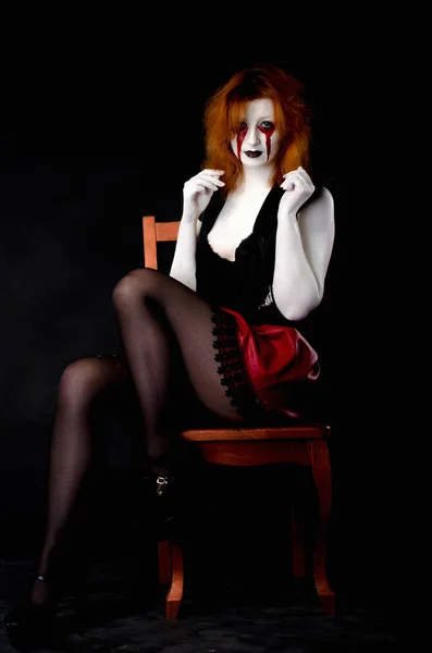 Belle jeune femme comme sexy vampire halloween portrait — Photo