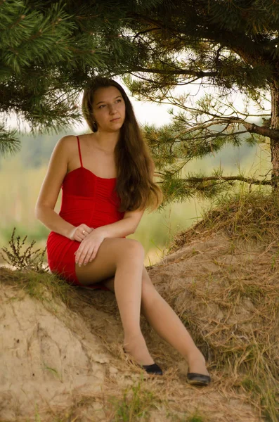 Jeune femme en robe rouge nature air frais — Photo