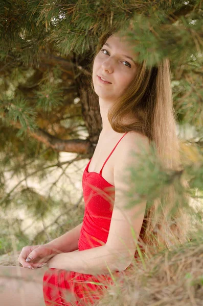 Jeune femme en robe rouge nature air frais — Photo