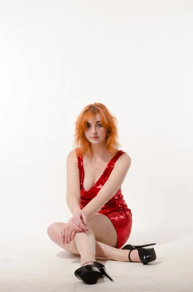 Belle fille sexy dans une robe rouge sur un fond blanc — Photo