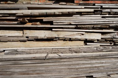 Yakacak odun arka planda. Yığınla yakacak odun.