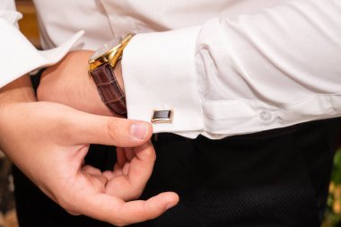 bir kravat adam, damat kravatı sıkılaştırır, damat sabah, beyaz gömlek adam